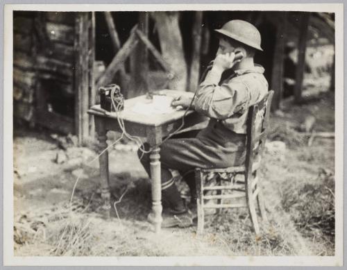 199 New Zealand Howitzer Battery. The telephonise [sic] receiving the ranges.