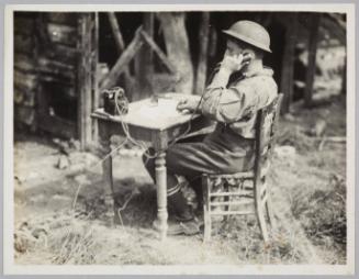 199 New Zealand Howitzer Battery. The telephonise [sic] receiving the ranges.