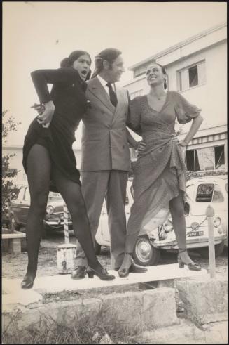Philippe Noiret, Marilù Tolo and Francesca Romana Coluzzi on the set of the film 'Siamo tutti in libertà provvisoria'