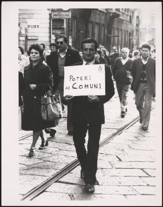 A placard calling for 'power to the municipalities' 