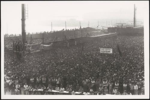 View over the crowd at a large demonstration in Genova