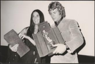 Ryan O'Neal and Ali MacGraw with their statues at the David Donatello Awards 1971