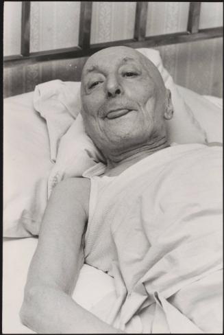 A portrait of the Italian author Antonio Pizzuto in hospital
