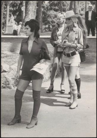 Summer: fashionable people in a park 