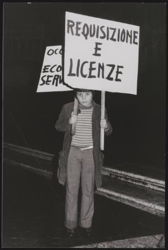A young boy holds a protest placard that reads "Requisizione e Licenze"