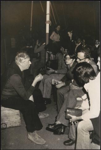 Dario Fo talks to members of the audience 