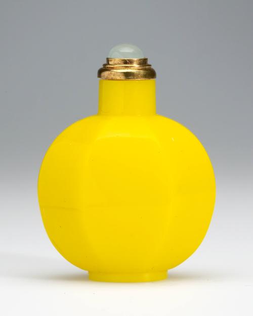 Snuff bottle in imperialo yellow glass