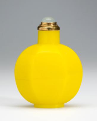 Snuff bottle in imperialo yellow glass