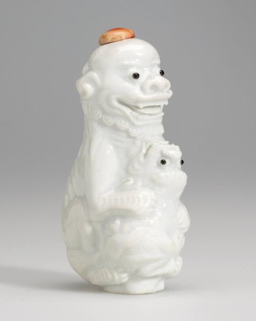 Snuff bottle in porcelian moulded as a fu dog (imperial guardian lion)