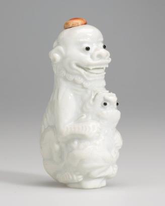 Snuff bottle in porcelian moulded as a fu dog (imperial guardian lion)