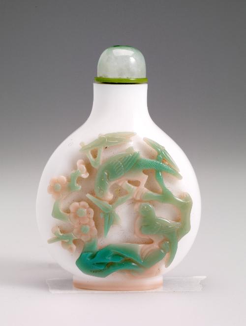 Two colour overlay white glass snuff bottle