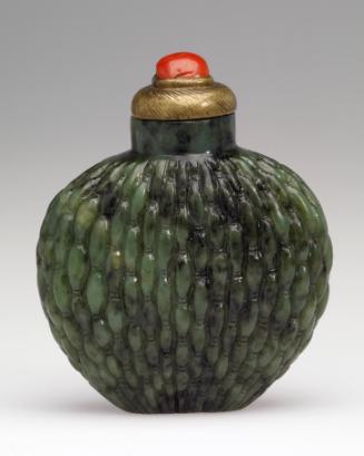 Snuff bottle in green nephrite with basketweave design