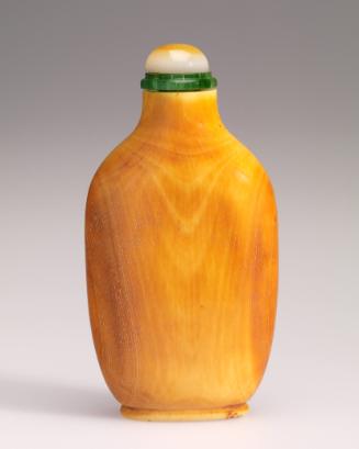 Snuff bottle in ivory of a mottled creamy brown colour