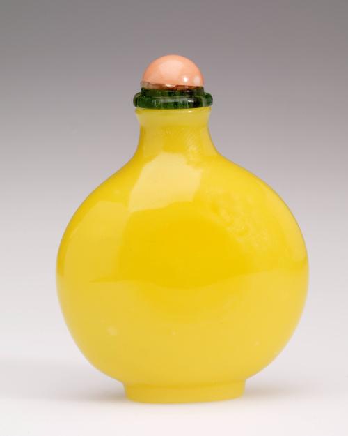 Snuff bottle in imperial yellow glass with slight sparkles