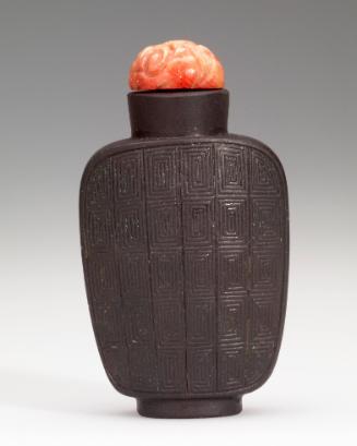 Snuff bottle in duanstone with panels and a geometric design