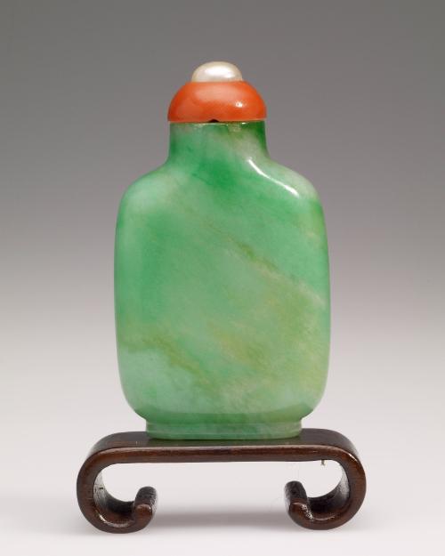 Snuff bottle in jadeite with rectangular wooden base