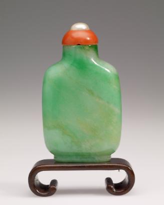 Snuff bottle in jadeite with rectangular wooden base