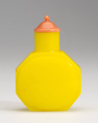 Snuff bottle of yellow glass