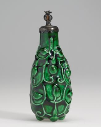 Snuff bottle in green porcelain carved with gourds