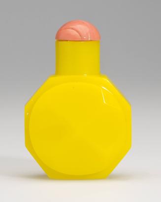 Snuff bottle in imperial yellow glass