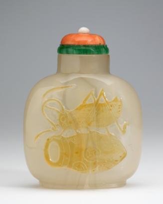 Snuff bottle in agate carved with a cricket on top of a gourd cricket cage