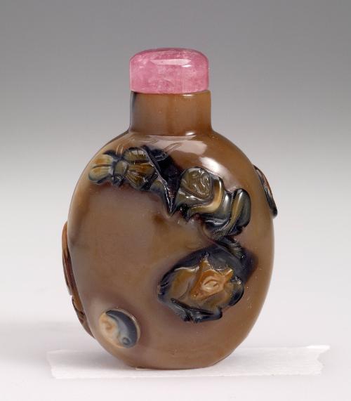 Snuff bottle in agate with a monkey, bee, deer, lingzhi and goats
