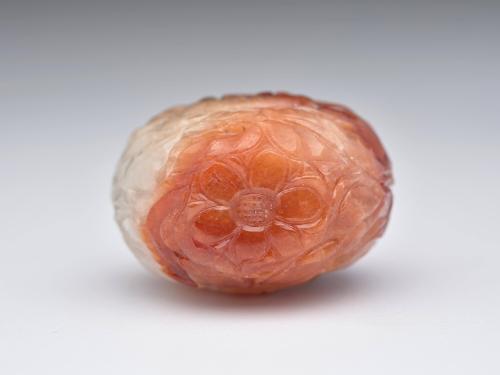 Snuff bottle in red jadeite carved in the form of a flower head