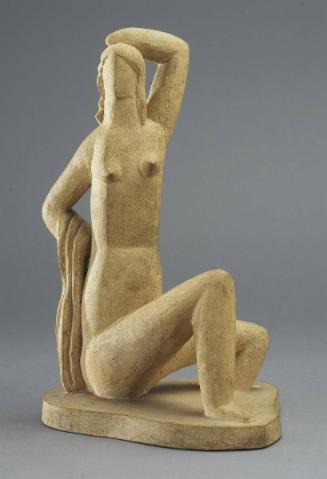 Femme assise au bras lève