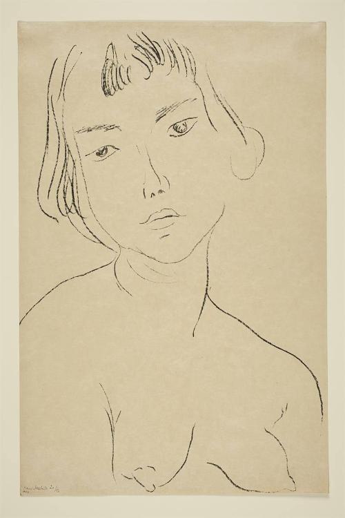 Visage légèrement penché vers la gauche