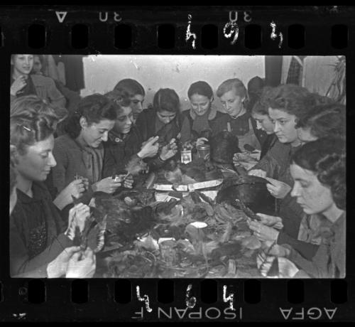 Women making feather hats in a ghetto workshop ("ressort")