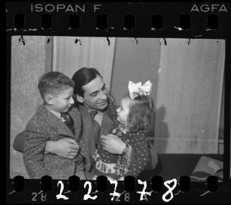 Family portrait [with Jakob Stopnicki, daughter Krysia and boy]