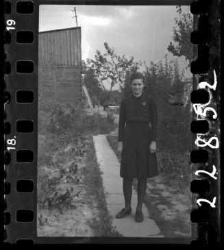 Young ghetto girl posing