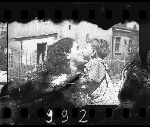 Mother kisses child at Łódź ghetto