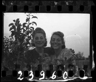 Portrait of Stefania Schoenberg and Inka Z. in the garden