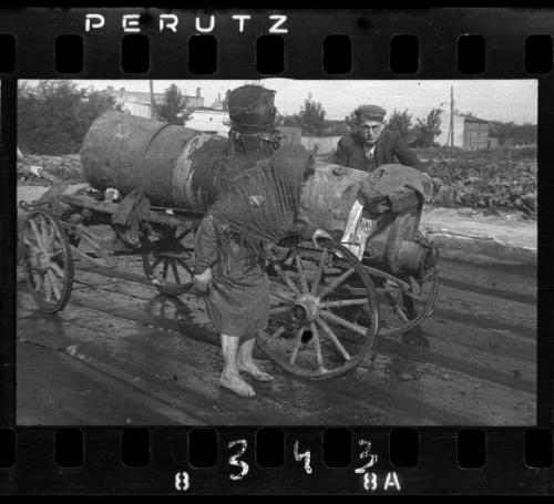 The removal of feces in the ghetto by men and women workers
