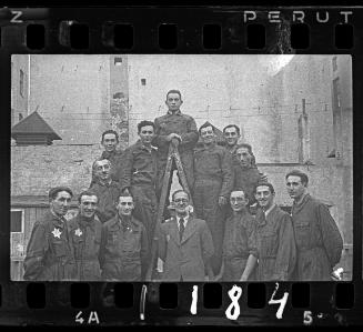 Ghetto hospital labourers with manager Kagan