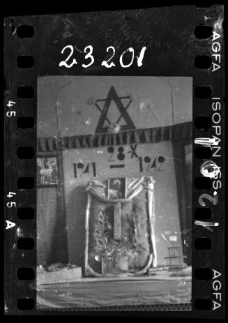 A plaque commemorating the Holzwollenfabrik workshop, with a portrait of Mordechai Chaim Rumkowksi