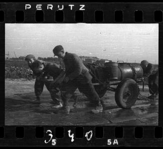 Fecal work carried out by men and women, Lodz Ghetto
