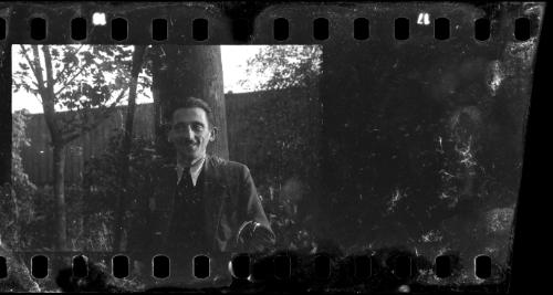 Portrait of Henryk Ross in front of a tree in the ghetto