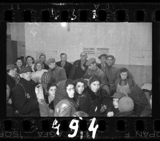 Administrators oversee distribution of food to ghetto residents