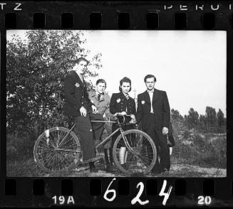 Four residents with a bike