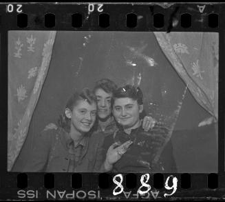 Portrait of Stefania Schoenberg and two unidentified women