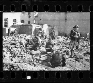 Residents digging in the ruins of the synagogue on Wolborska Street, destroyed by the Germans in 1939