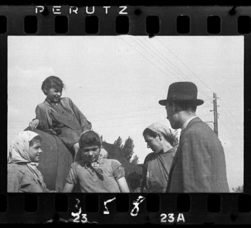 The removal of feces in the ghetto by men and women workers