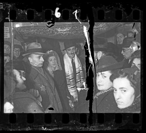 Henryk Ross and Stefania Schoenberg's wedding in the ghetto