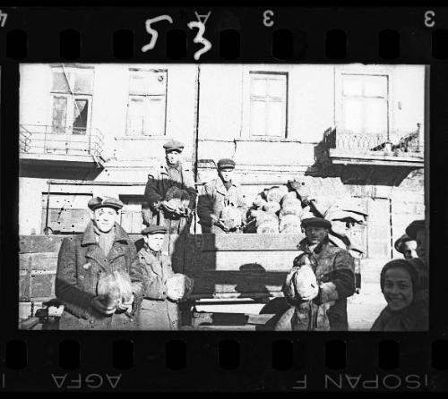 Distribution of bread in the ghetto