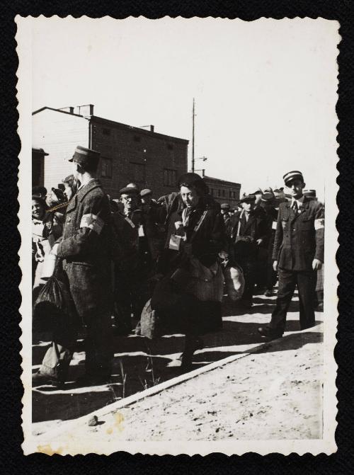 Residents heading for deportation led by ghetto police