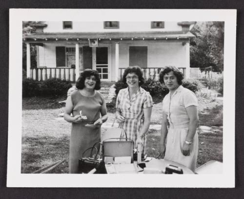 [Audrey, Edith and Irène in the front yard, Chevalier d’Éon, Hunter, NY]
