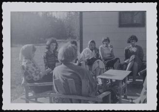 [Gail, Karen, Lee, Anita, Virginia Prince and friends sitting outside, Chevalier d’Éon, Hunter, NY]
